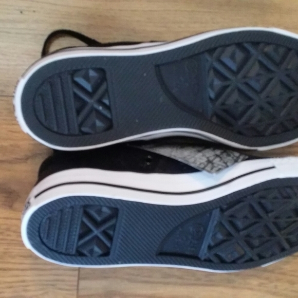 **SOLD**Women's Converse Athletic Shoes Sz 8 - Picture 2 of 8